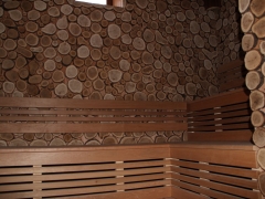 Интерьер бани с дубовыми спилами (3D-sauna.ru)